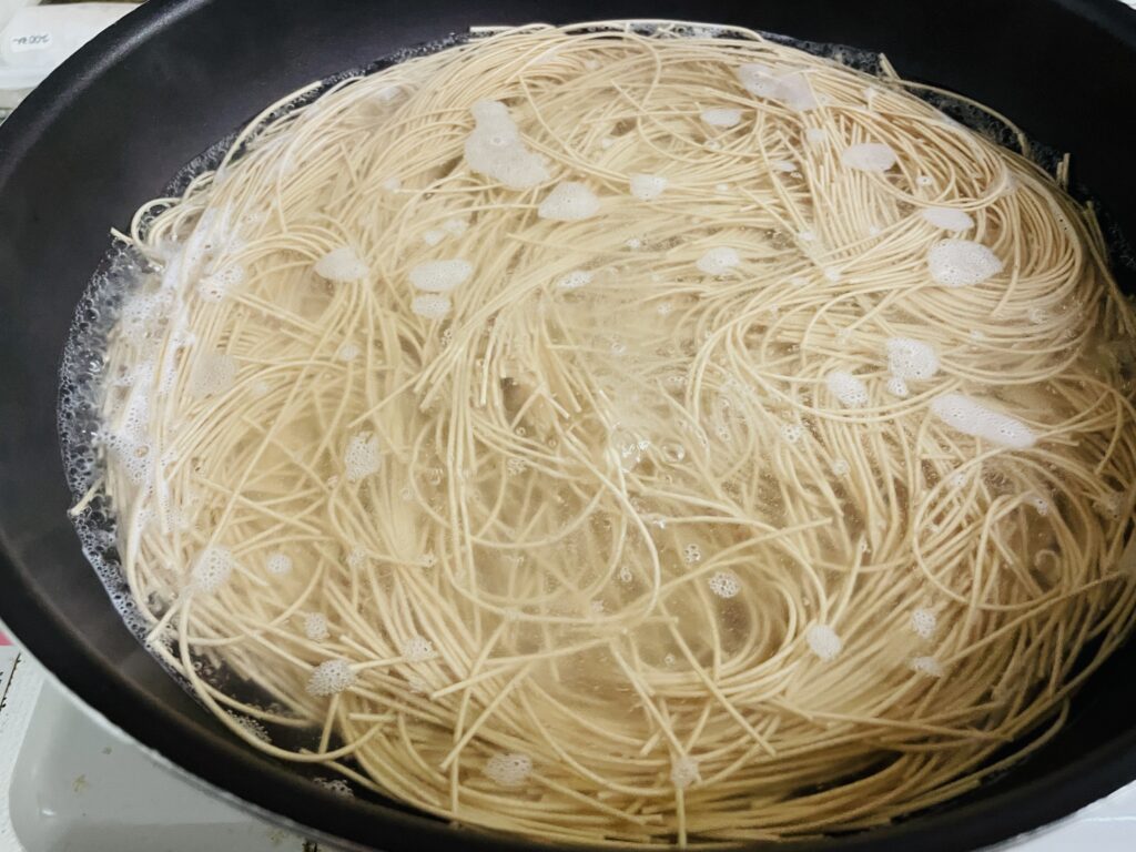 ビオラルまるごと全粒粉そうめんをゆでているところ