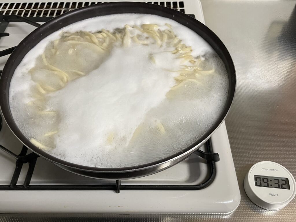 うどんを茹でる