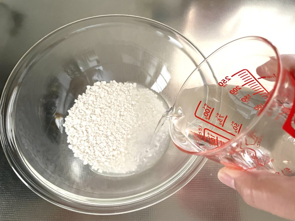 ボウルに白玉粉と水を入れて、混ぜる