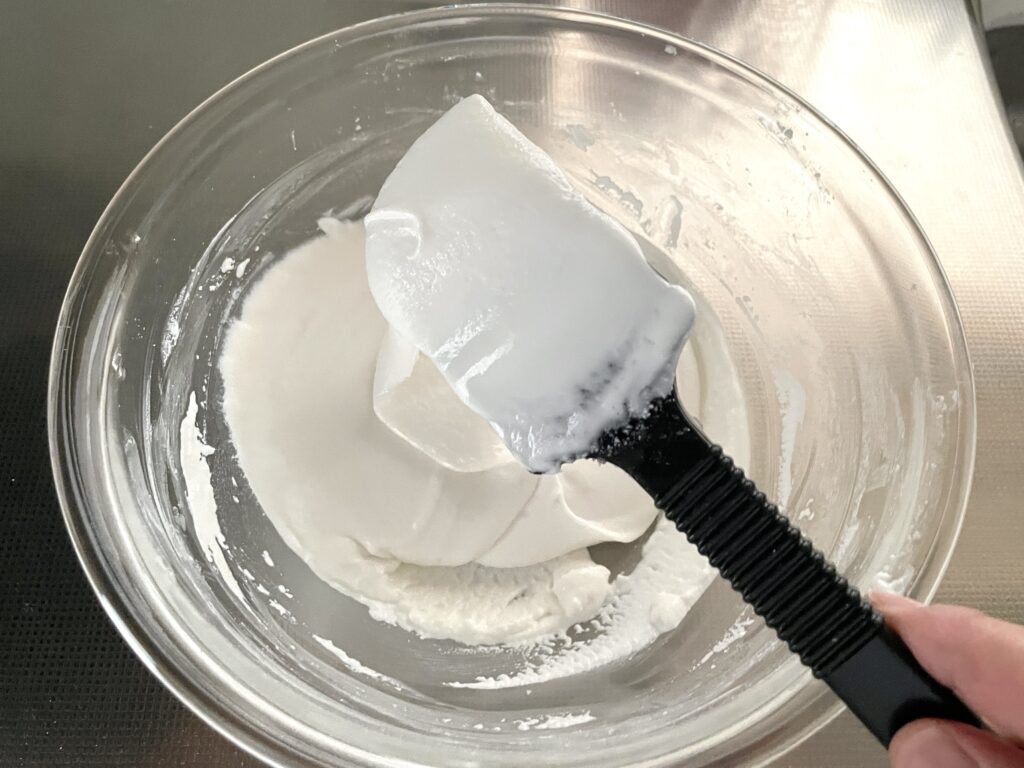 上新粉と砂糖を加えて、滑らかになるまで、混ぜる
