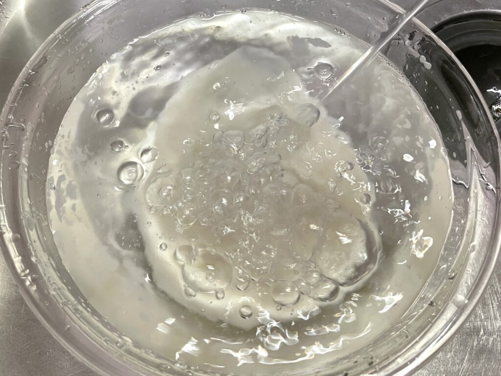 加熱後の生地を水にさらす