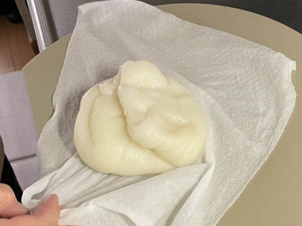 生地を折りたたむようにこねる