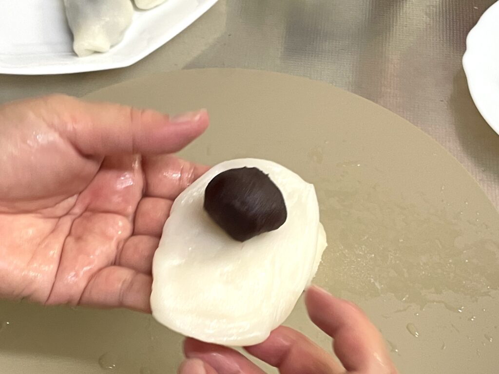 生地にあんこをのせて包む