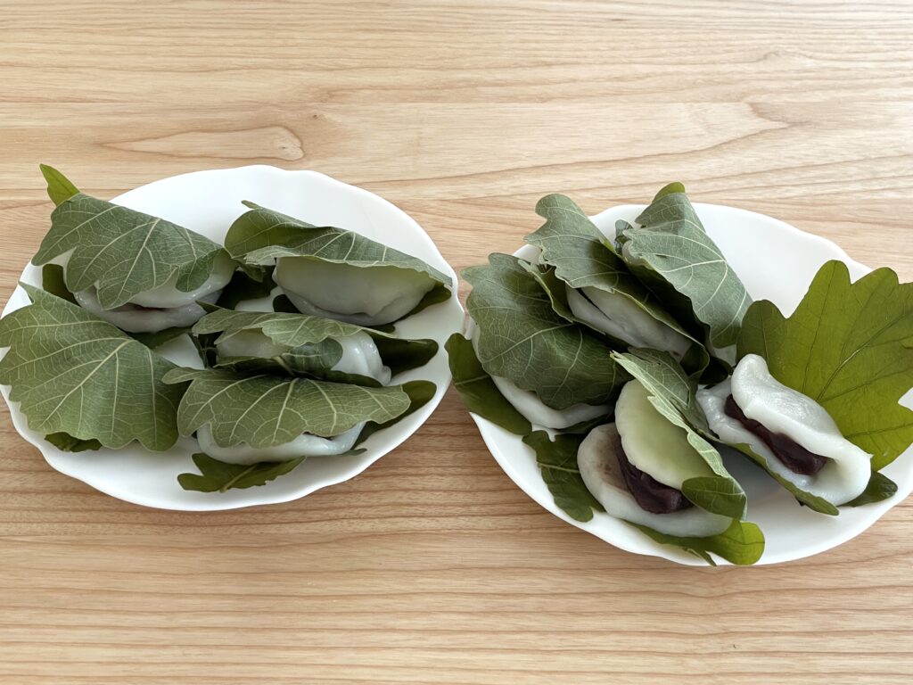 柏の葉でくるんで、出来上がり