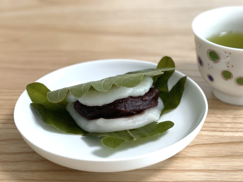 お茶と一緒に柏もち