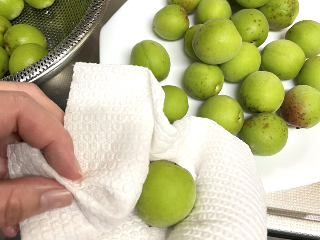 綺麗なフキンで水分を拭き取る