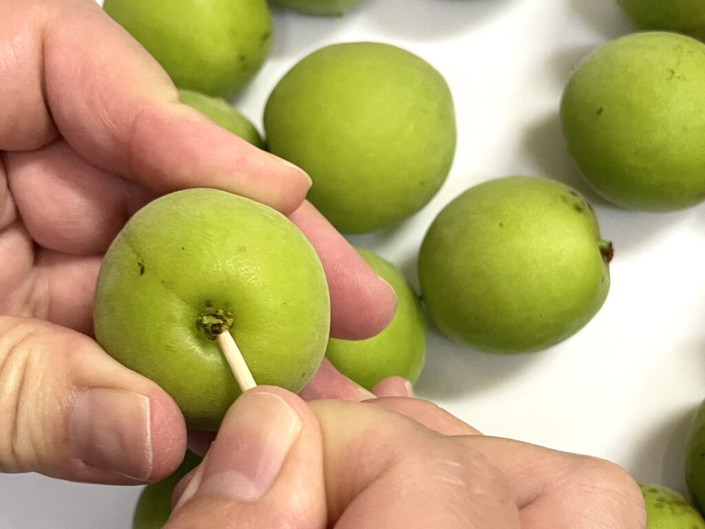 梅のヘタを取る