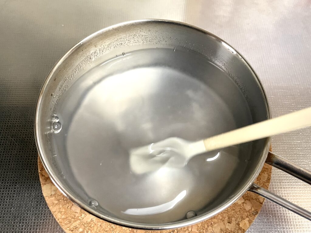 アガーとグラニュー糖をしっかり溶かす