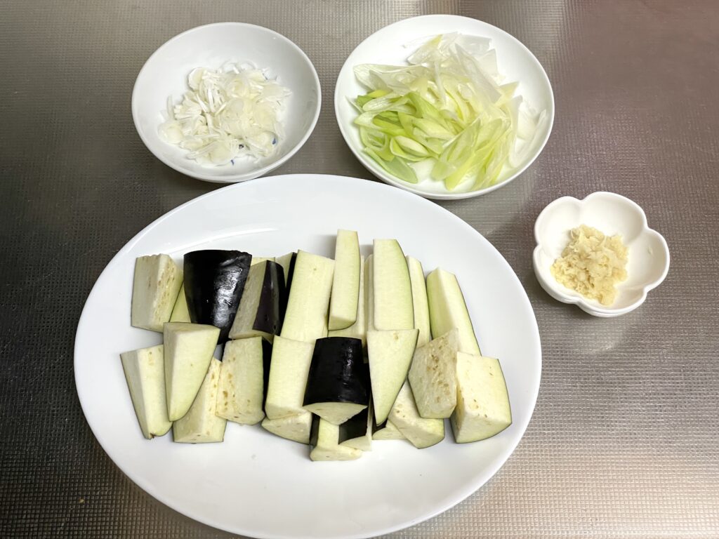 茄子と豚肉のそうめんつけ汁の材料を切る