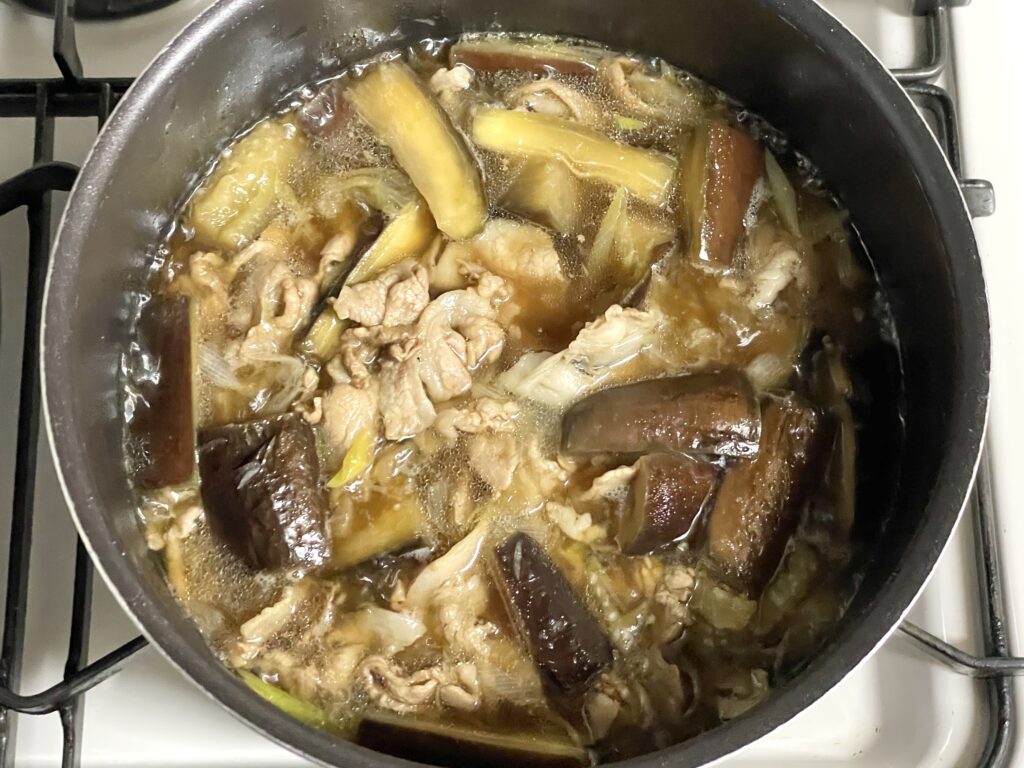 材料を入れて煮込む