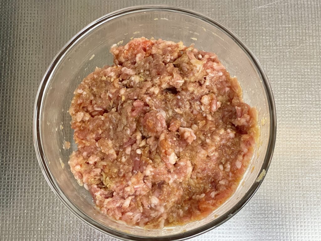 レンジ肉みその材料を全部混ぜる