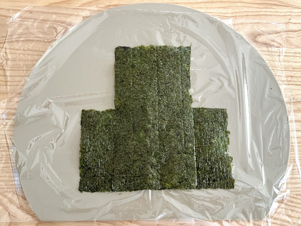 海苔を重ねてくるりん『おにぎらず』