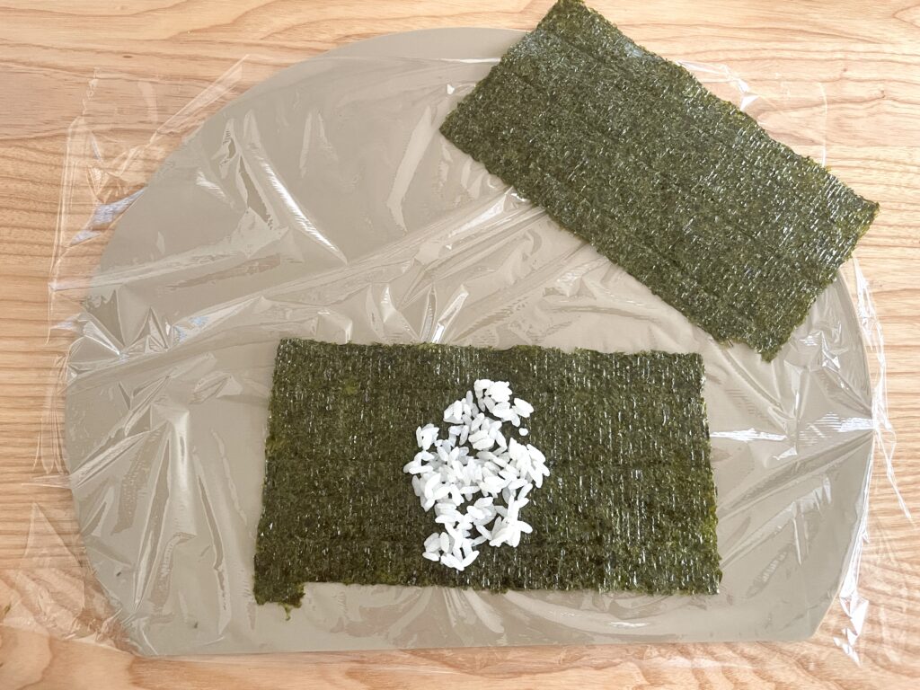 海苔を重ねてくるりん『おにぎらず』
