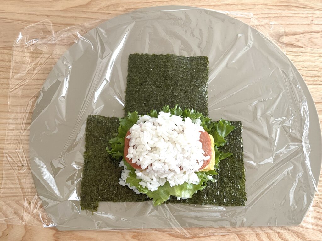 海苔を重ねてくるりん『おにぎらず』