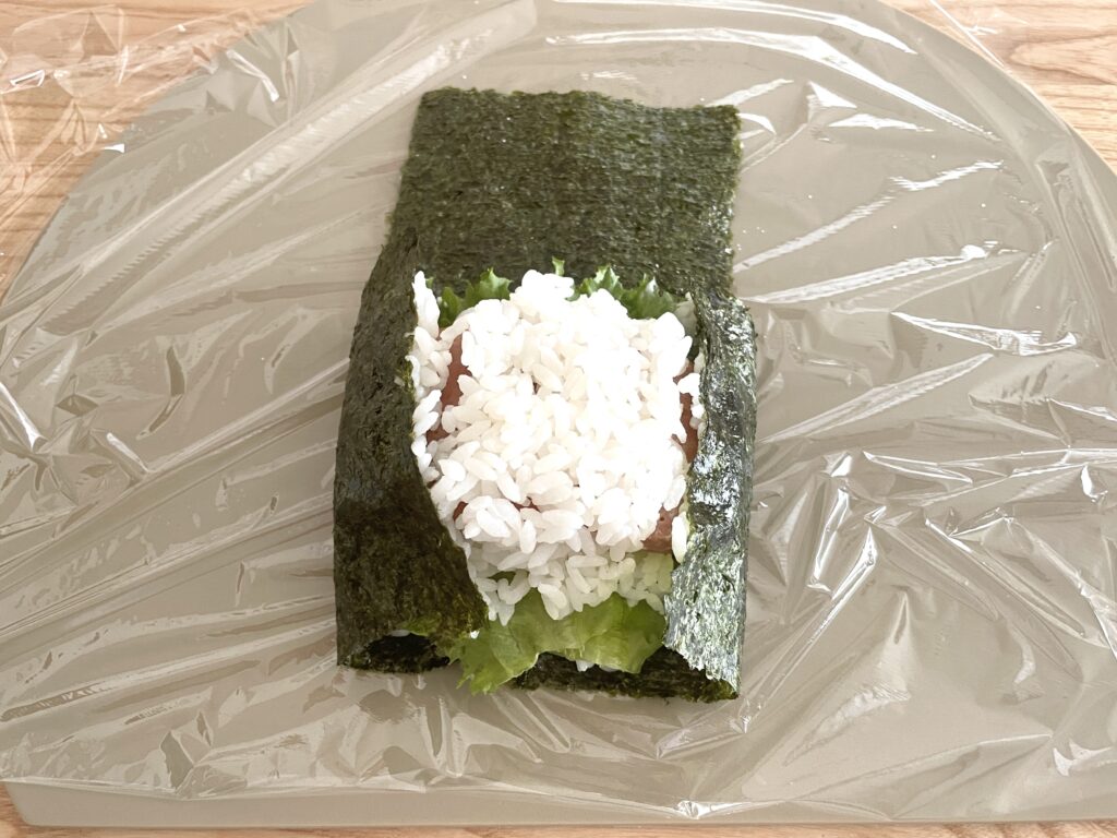 海苔を重ねてくるりん『おにぎらず』