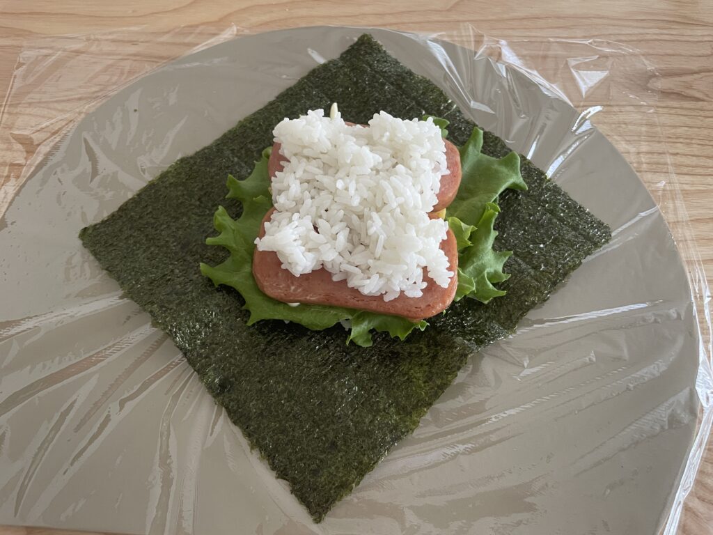 ごはん➕具材を真ん中にドン『おにぎらず』