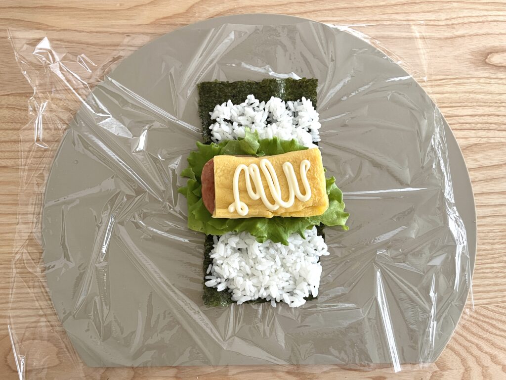 半分海苔で可愛くくるりん『おにぎらず』