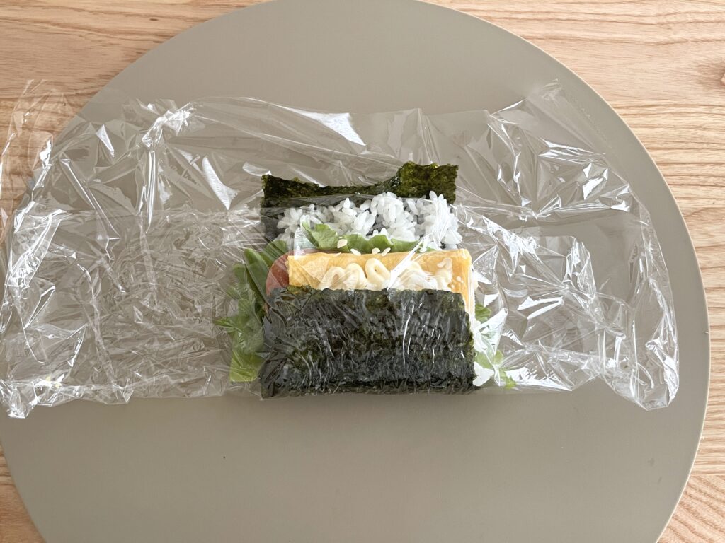 半分海苔で可愛くくるりん『おにぎらず』
