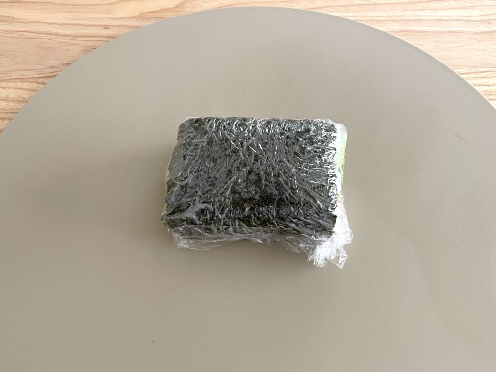 半分海苔で可愛くくるりん『おにぎらず』