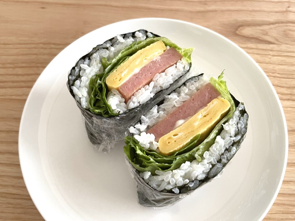 海苔を重ねてくるりん『おにぎらず』