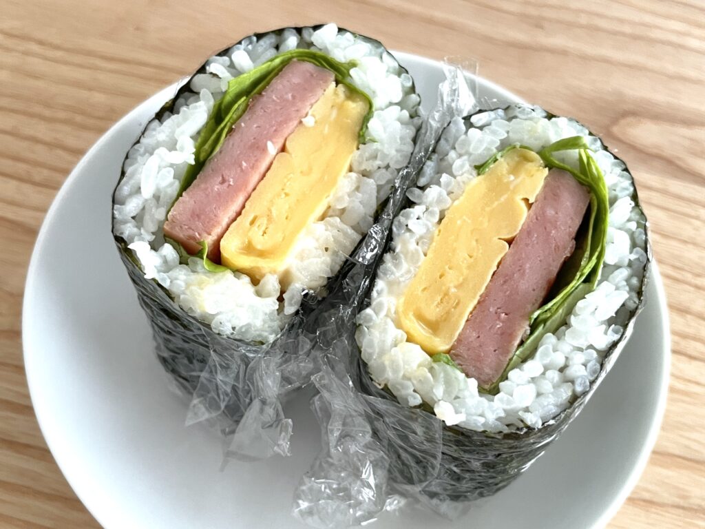 半分海苔で可愛くくるりん『おにぎらず』