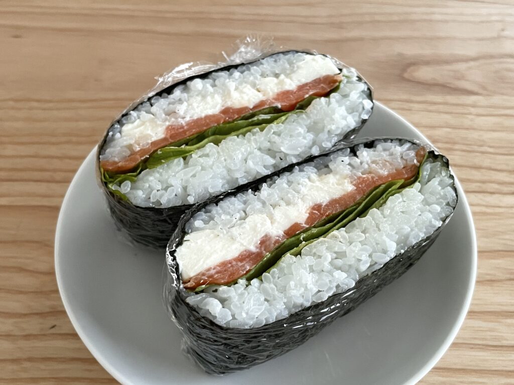 スモークサーモンとクリームチーズ『おにぎらず』