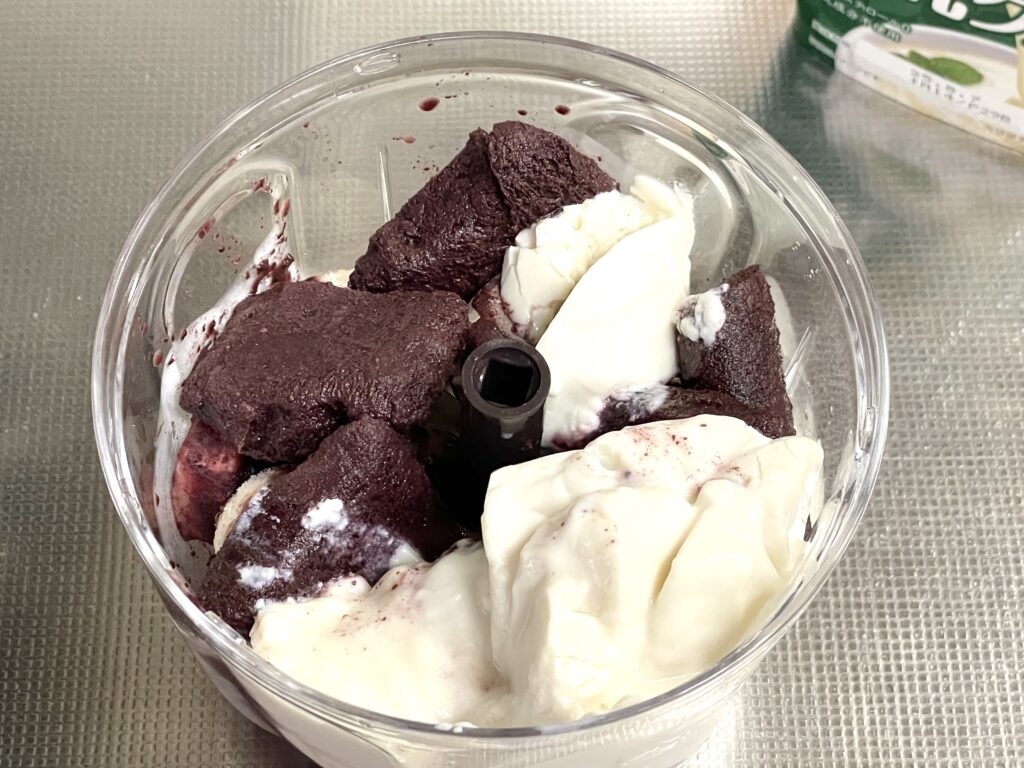 ブンブンチョッパーに材料を入れる