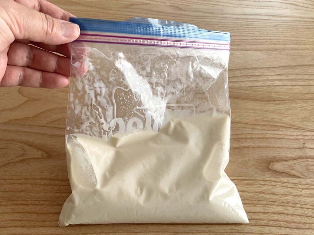 アイスクリームの材料を混ぜる