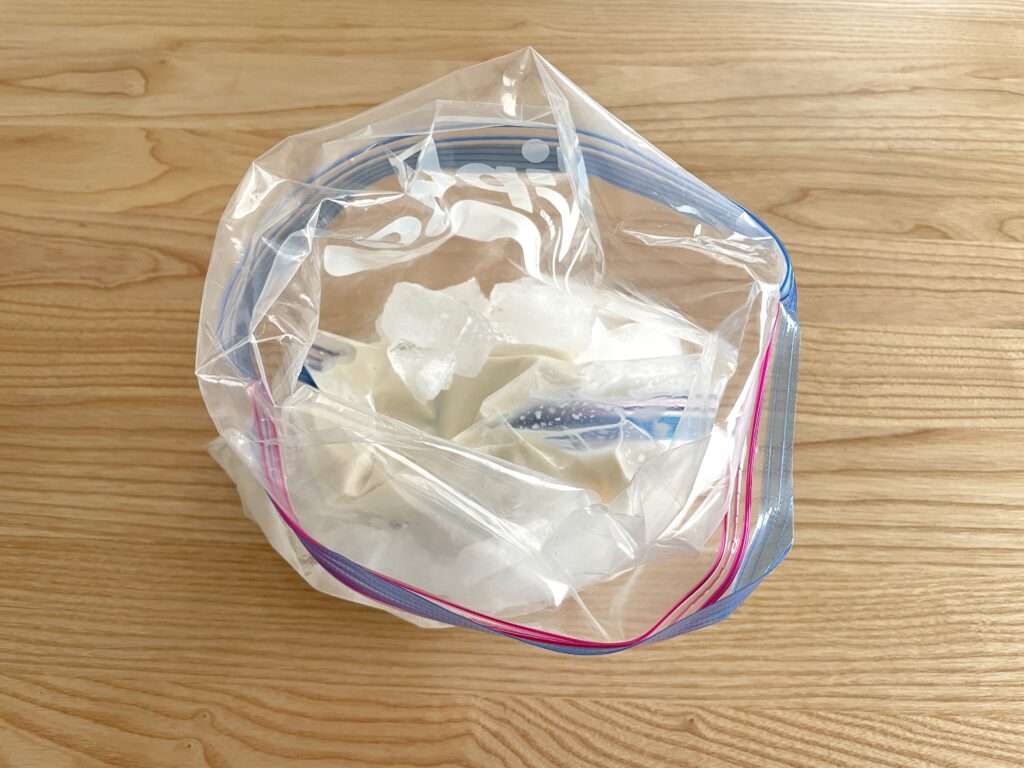 氷の袋にアイスクリームの材料の袋を入れる