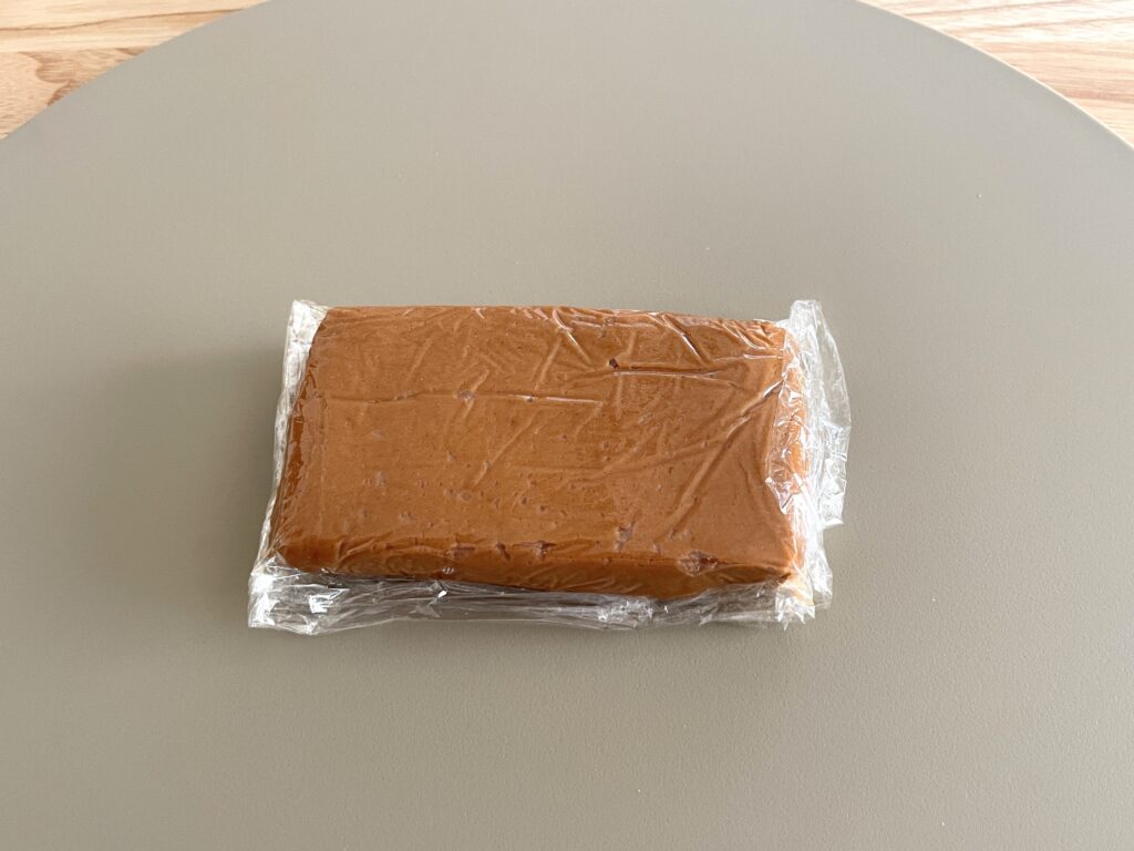 生きなこの材料を混ぜて、ひとまとめにして、ラップで包む。