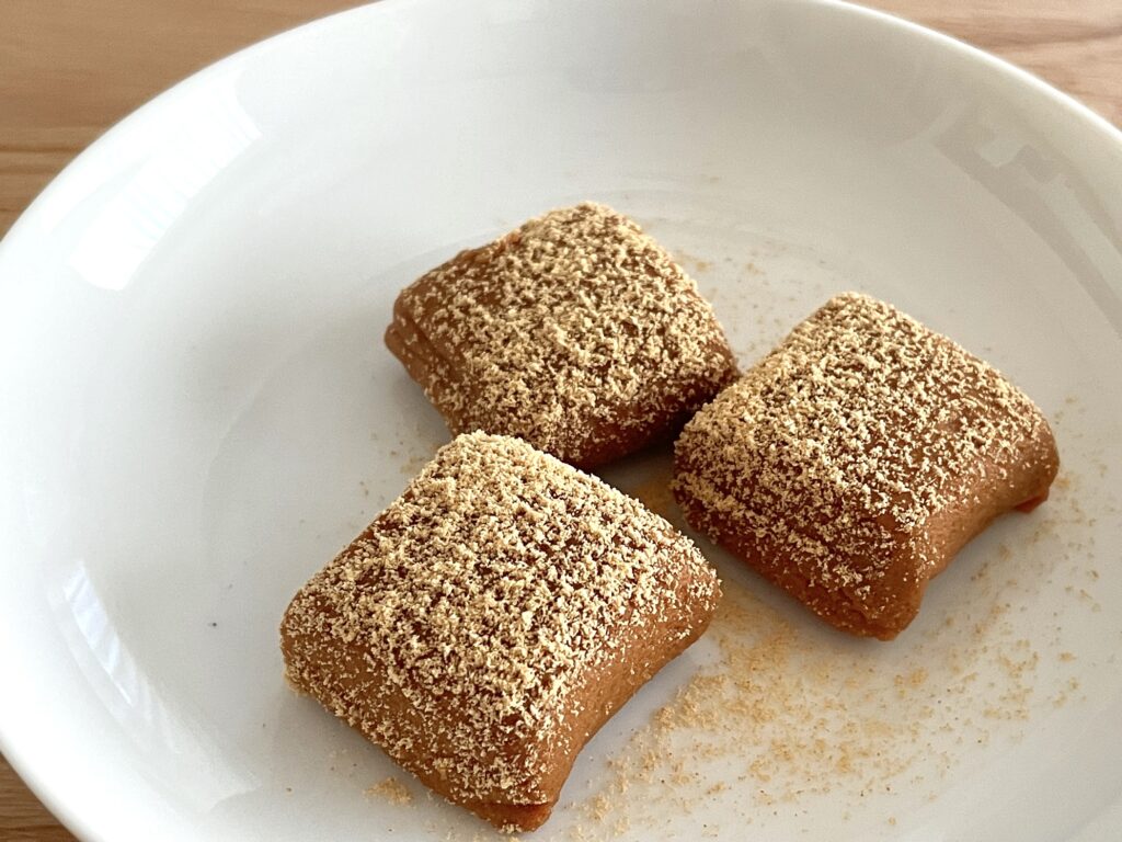 生きなこに、きなこを振りかける
