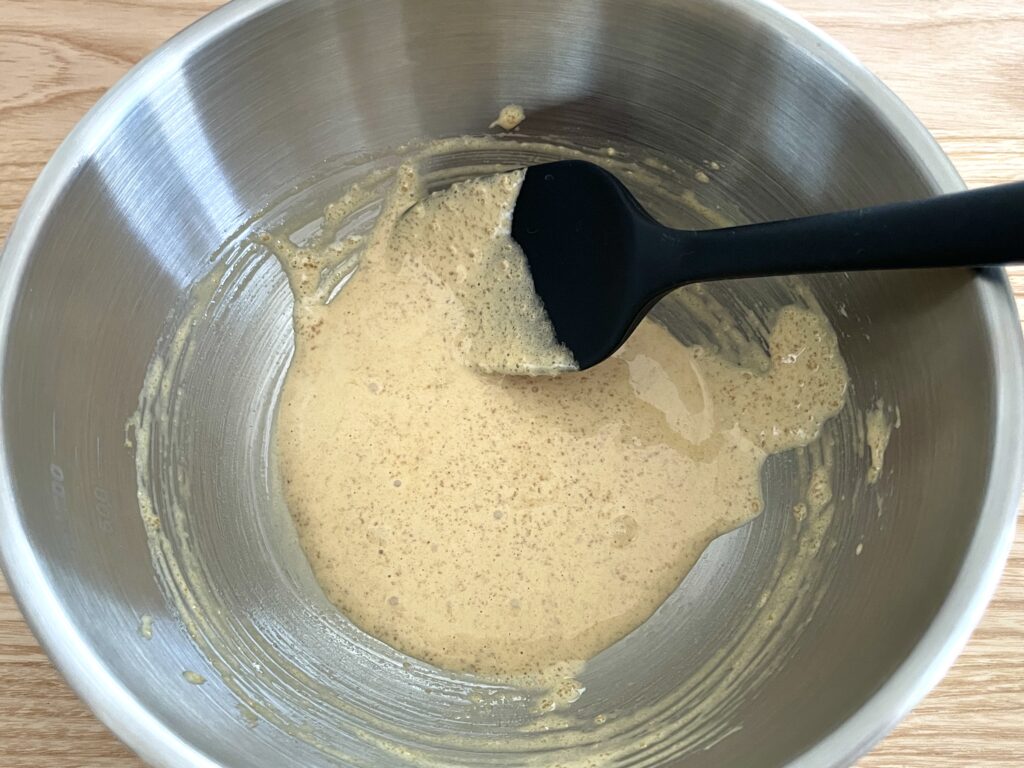 卵黄とてん菜糖を白っぽくなるまで混ぜる
