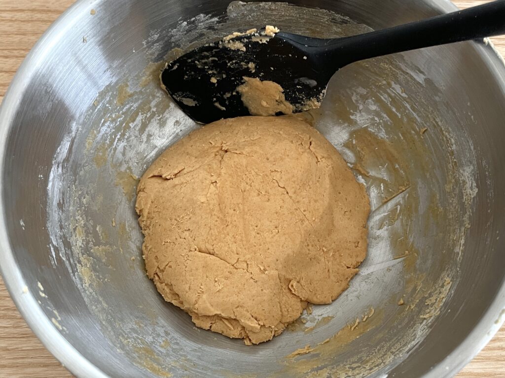 ボーロの材料を混ぜる