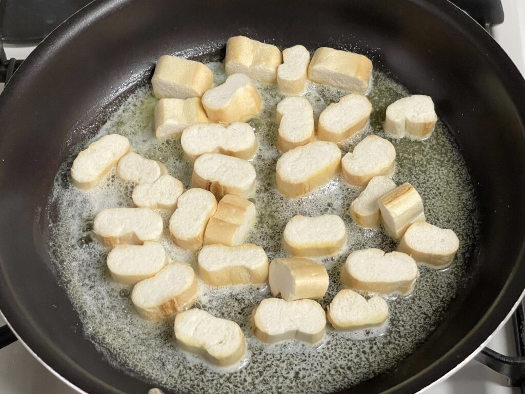バターを溶かし、お麩を入れて炒める