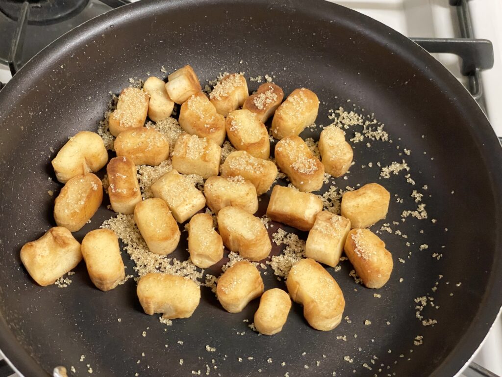 オフに焼き目が付いたら、砂糖を振りかける