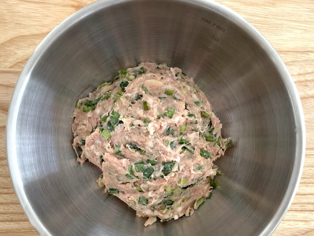 餃子の肉ダネを作る