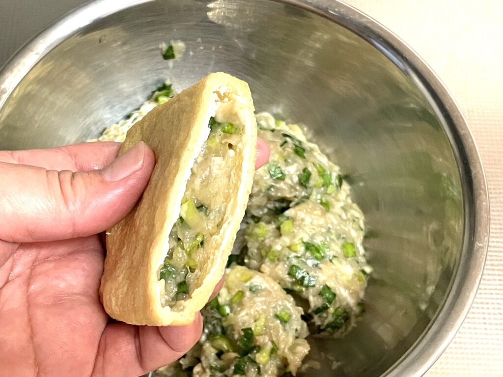 油揚げに餃子に肉ダネを詰める