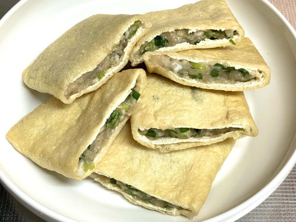 油揚げに餃子に肉ダネを詰める