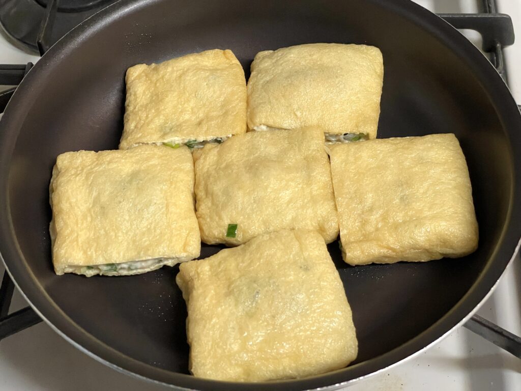 油揚げ餃子をフライパンで焼く