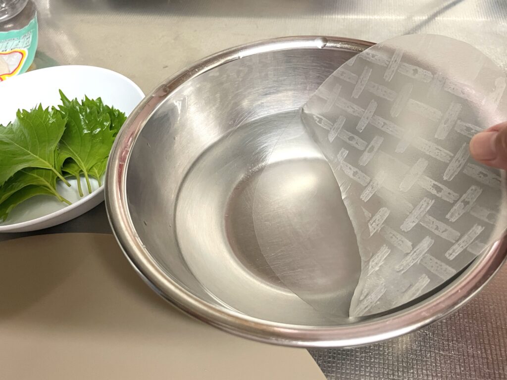 ライスペーパーに水を潜らせる