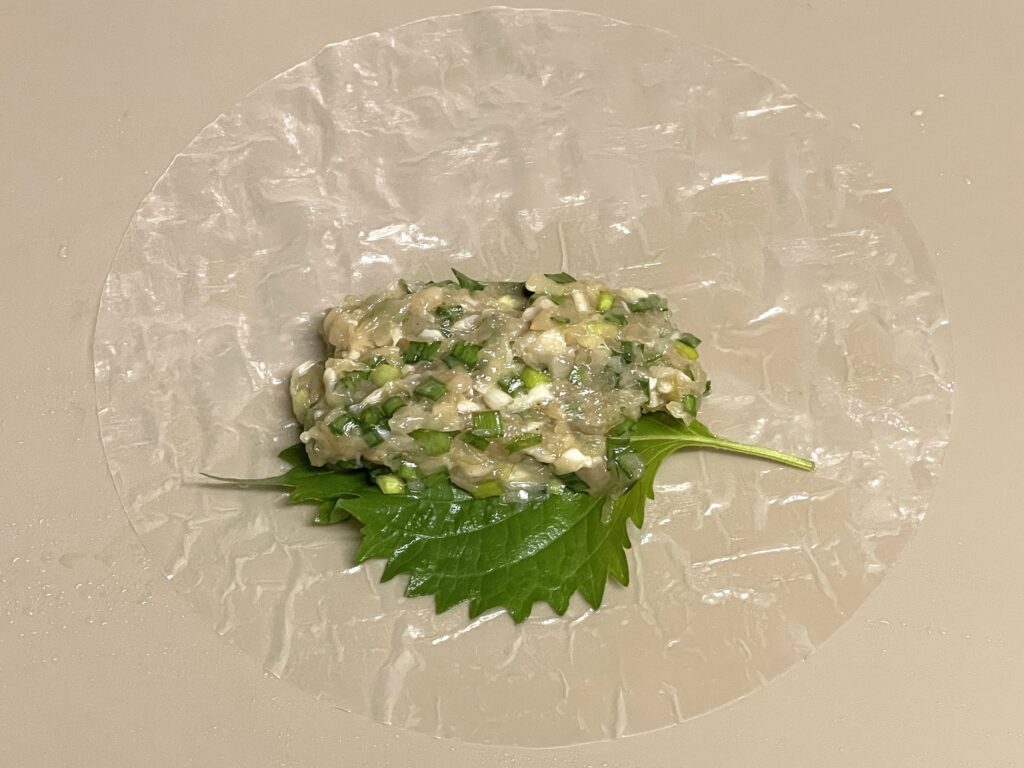 ライスペーパーに大葉と餃子の肉ダネをのせる
