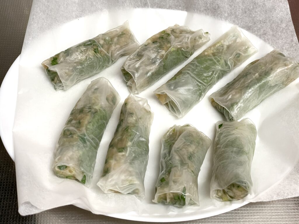 包んだライスペーパー餃子をクッキングシートにのせる