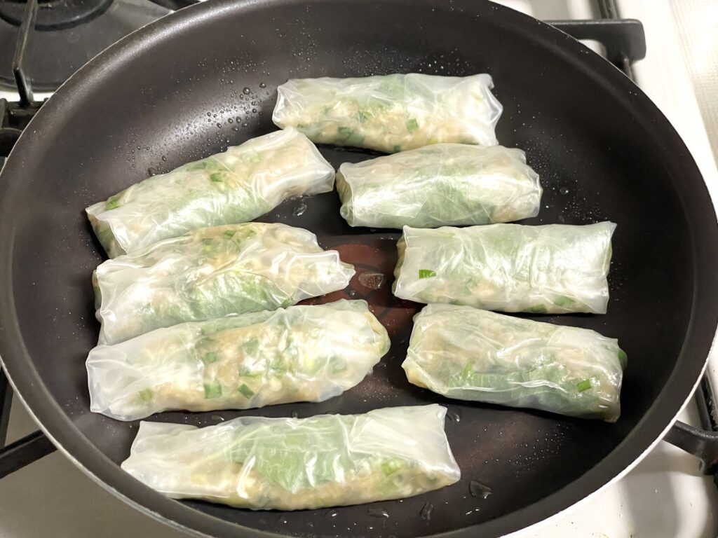 ライスペーパー餃子を焼く