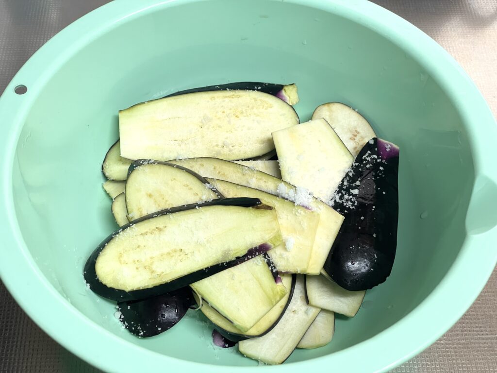 切ったなすをボウルに入れて、塩を振り軽く混ぜる