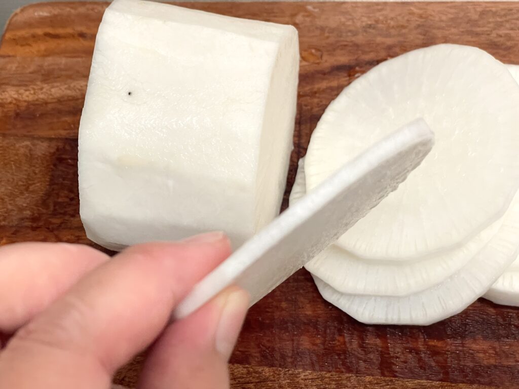 だいこんを3mmの厚さに切る