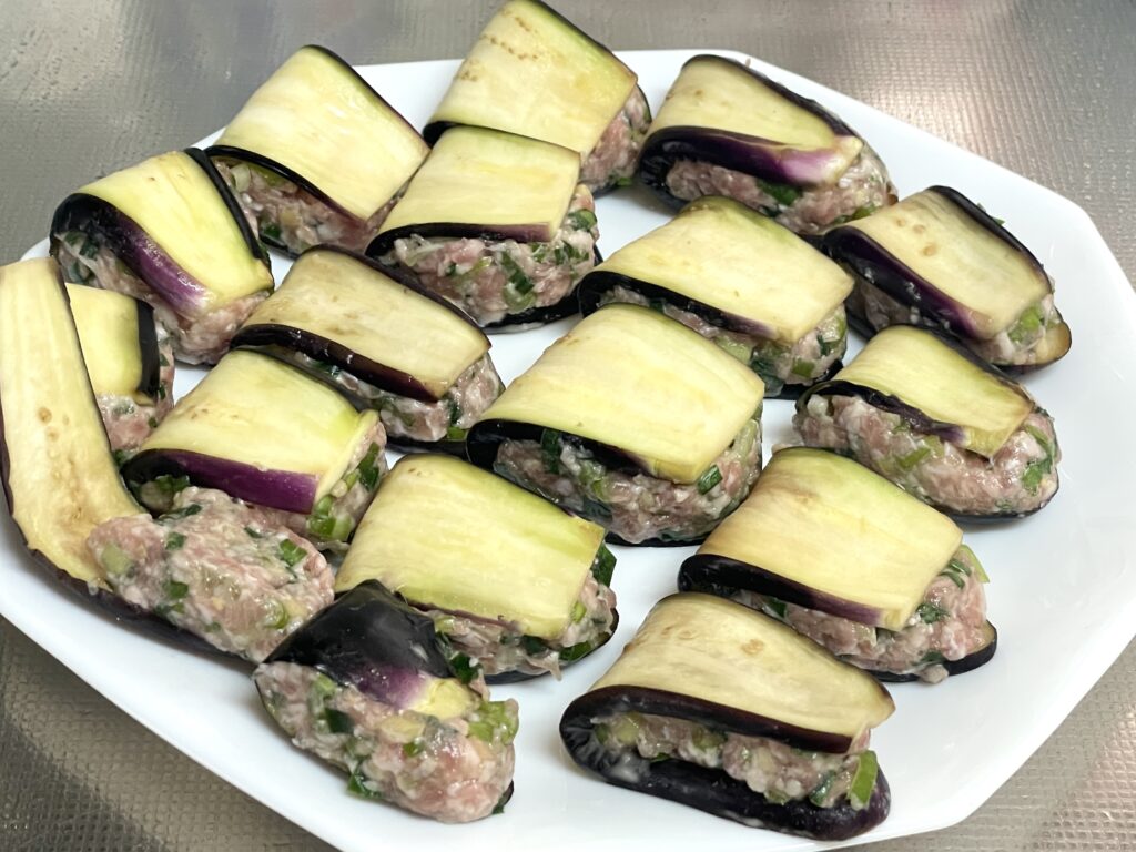 なすで餃子の肉ダネをはさむ