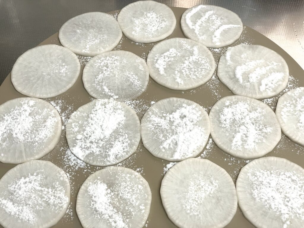しんなりしただいこんの水分を取り、片栗粉を振る