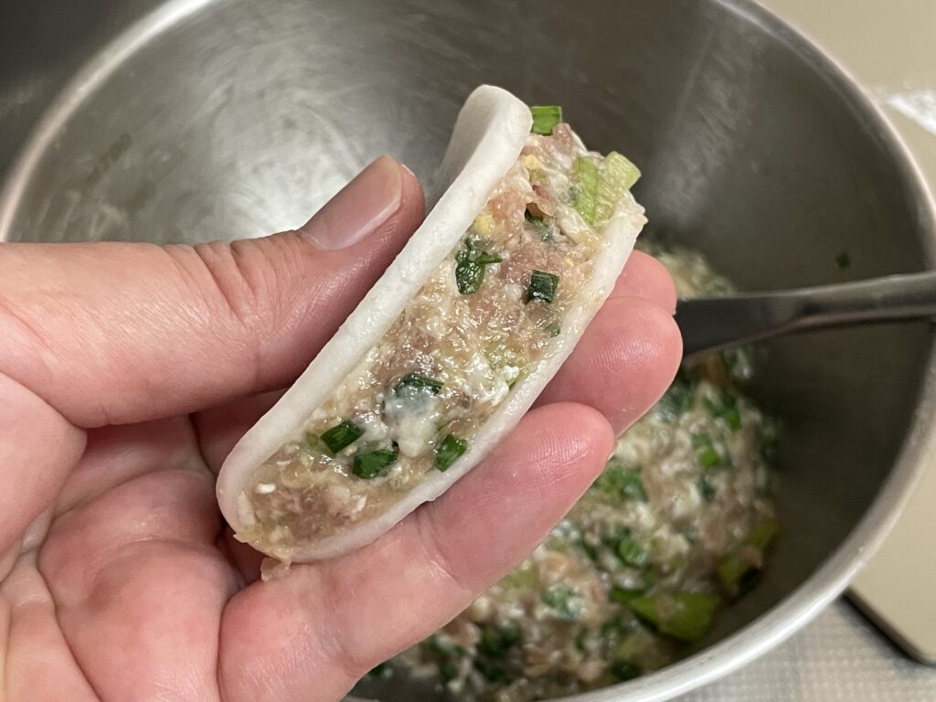 だいこんに餃子に肉ダネをはさむ