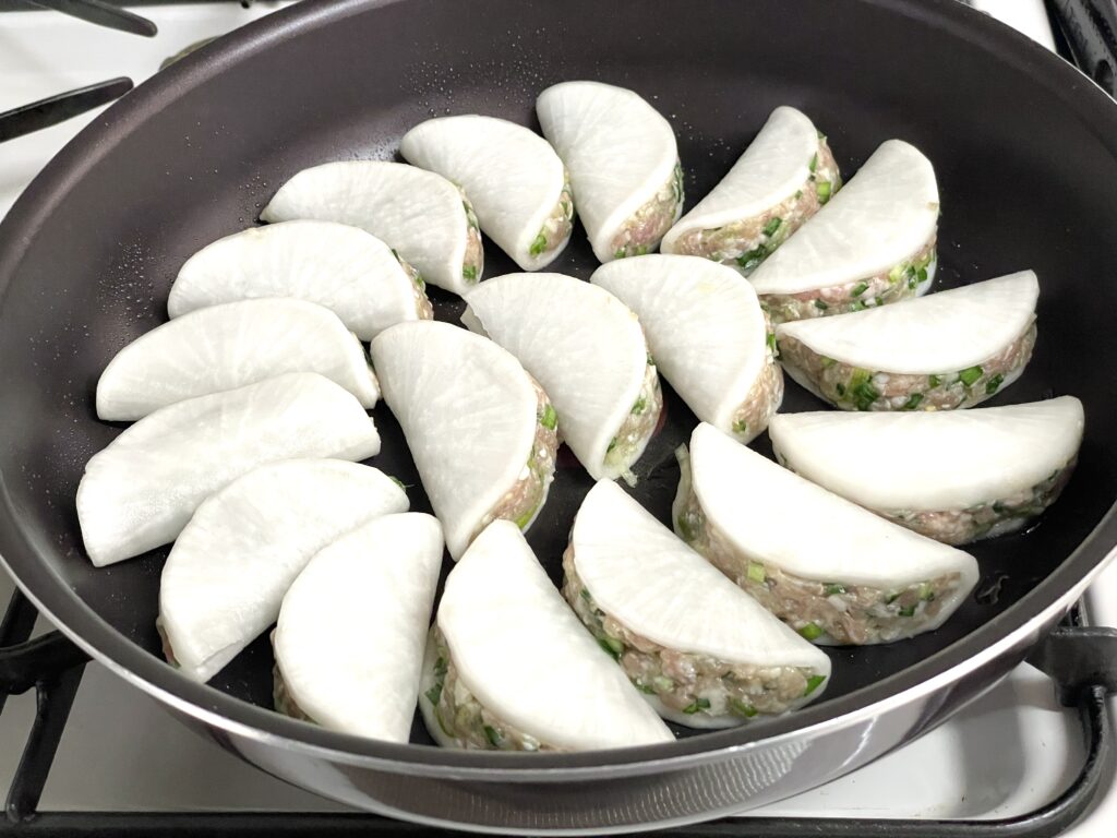 フだいこん餃子をライパンで焼く