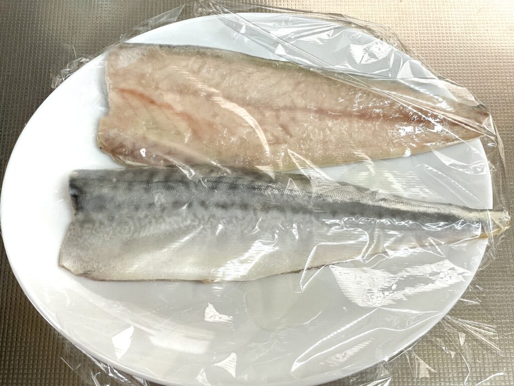 冷凍サバに酒を振りかけて、ラップをする